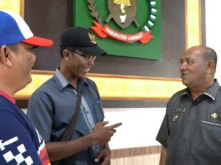 Plt Bupati Langkat, Syah Afandin didampingi Kadispora Langkat, Ngaturlen berbincang dengan pengrajin boomerang, Onnie Hass