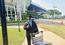 Soekirman saat di Bandara Soekarno-Hatta akan bertolak ke Korea Selatan, Jumat (15/7/2022).