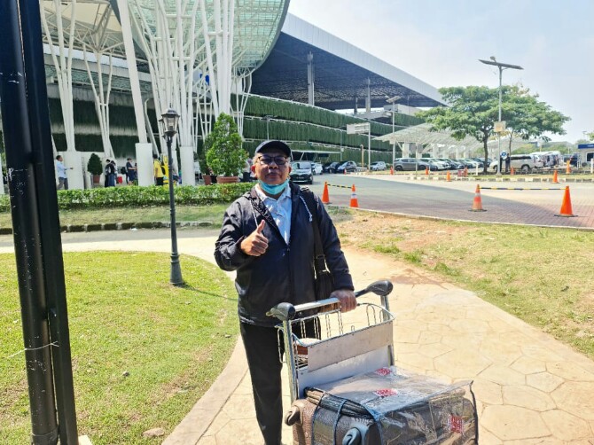 Soekirman saat di Bandara Soekarno-Hatta akan bertolak ke Korea Selatan, Jumat (15/7/2022).