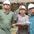 Walikota Medan, Bobby Afif Nasution bersama kontraktor meninjau Rumah Perlindungan Sosial di Jalan Bunga Turi 2, Kecamatan Medan Tuntungan, Sabtu (16/7/2022)
