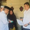 Ketua PD Al Washliyah Medan Abdul Hafiz Harahap (kiri) saat menyerahkan uang kasih sayang pada penjaga lahan, Jalan Beo, kemarin.