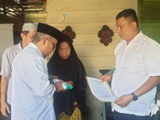 Ketua PD Al Washliyah Medan Abdul Hafiz Harahap (kiri) saat menyerahkan uang kasih sayang pada penjaga lahan, Jalan Beo, kemarin.