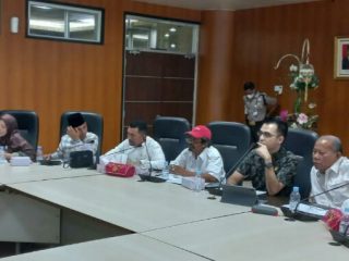 Suasana RDP Komisi III dengan direksi PUD Pasar Kota Medan, pedagang Pasar Aksara terkait biaya kontribusi pembangunan, Selasa (19/7/2022)