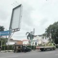 Personel Satpol PP Kota Medan dibantu instansi lainnya membongkar satu unit papan reklame berukuran besar di Jalan Imam Bonjol simpang Jalan Palang Merah, Kelurahan Hamdan, Kecamatan Medan Maimun, Selasa (19/7/2022).