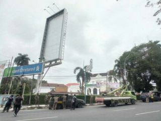 Personel Satpol PP Kota Medan dibantu instansi lainnya membongkar satu unit papan reklame berukuran besar di Jalan Imam Bonjol simpang Jalan Palang Merah, Kelurahan Hamdan, Kecamatan Medan Maimun, Selasa (19/7/2022).