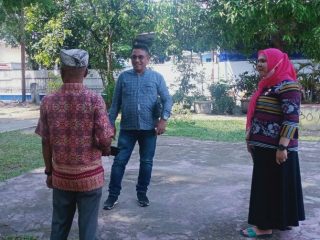 Anggota Komisi IV DPRD Medan, Edwin Sugesti saat meninjau taman kota di Jalan Sidodame