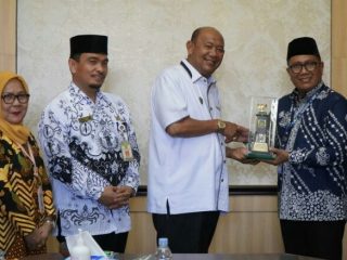 Plt Bupati Langkat, Syah Afandin menerima rombongan Tim Balai Penjaminan Mutu Pendidikan (BPMP) Sumut, Balai Besar Guru Penggerak (BBGP) Sumut, Balai Besar Pengembangan Penjaminan Mutu Pendidikan Vokasi (BBPPMPV), dan Bidang Bangunan dan Listrik (BBL) Medan di Kantor Bupati Langkat, Rabu (20/7/2022).
