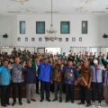 Plt Bupati Langkat, Syah Afandin berfoto bersama dengan mahasiswa/i UIN Sumut di Gedung PKK Langkat
