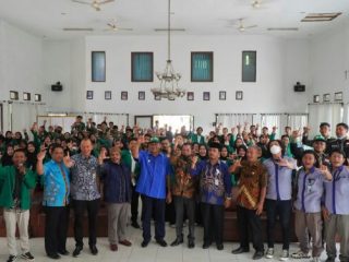 Plt Bupati Langkat, Syah Afandin berfoto bersama dengan mahasiswa/i UIN Sumut di Gedung PKK Langkat