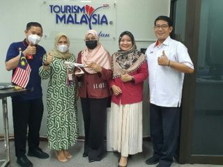 Pertemuan Tourism Malaysia Medan dengan Batik Air, Selasa (18/7/2022), Konsul Muda Pelancongan Tourism Malaysia Medan  Yusnita Yusof menyampaikan dukungannya terhadap Area Manager Batik Air-Lion Air Group Juli Aspira Saragih yang akan terbang kembali perdana ke Kuala Lumpur 25 Juli 2022.