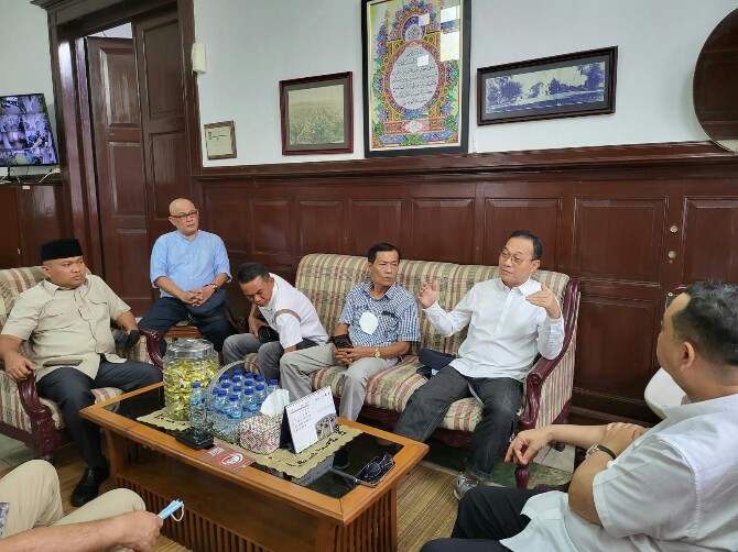 Gus Irawan Pasaribu (dua dari kanan) saat berbicara dengan pimpinan PPKS Medan, kemarin.
