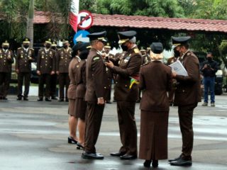 Kepala Kejaksaan Tinggi Sumatera Utara Idianto, SH,MH memimpin upacara peringatan Hari Bhakti Adhyaksa (HBA) yang ke-62 di lapangan upacara kantor Kejati Sumut, Jalan AH Nasution Medan, Jumat (22/7/2022).