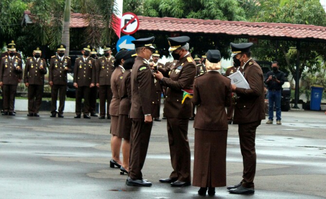 Kepala Kejaksaan Tinggi Sumatera Utara Idianto, SH,MH memimpin upacara peringatan Hari Bhakti Adhyaksa (HBA) yang ke-62 di lapangan upacara kantor Kejati Sumut, Jalan AH Nasution Medan, Jumat (22/7/2022).