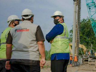 Walikota Medan, Bobby Nasution saat meninjau Danau Martubung