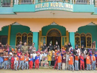 Dalam rangka memperingati Hari Anak Nasional yang jatuh pada 23 Juli 2022, Ikatan Alumni PLS/Penmas (Ikaplusdikmas) Unimed bersama HMJ Penmas Unimed menyerahkan 120 buku Iqra dan bantuan pendidikan berupa peralatan belajar, meja belajar dan alat tulis kepada anak-anak RA Pembangunan 2 di Kampung Darussalam Matfa Indonesia, Desa Telaga Said, Kec. Sei Lepan Langkat,pada Sabtu, (23/7/2022).