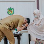 Walikota Medan, Bobby Afif Nasution ketika menyalami istri almarhum Bachtiar Djafar, Rosmeini di Kantor Walikota Medan, Senin (25/7/2022)