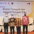 Ketua PHRI BPD Sumut Denny S Wardhana (kiri) dan Sekjend BPP PHRI Maulana Yusran (kanan) bersama Yanis Saputra dan dr. Hanny Harjualianti di seminar bisnis tangguh dan adaptif dengan K3, kemarin.