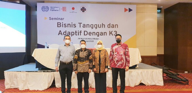 Ketua PHRI BPD Sumut Denny S Wardhana (kiri) dan Sekjend BPP PHRI Maulana Yusran (kanan) bersama Yanis Saputra dan dr. Hanny Harjualianti di seminar bisnis tangguh dan adaptif dengan K3, kemarin.