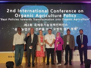 Soekirman (empat dari kanan) saat berpose di panggung utama ALGOA Summit di Korea Selatan.(ist)