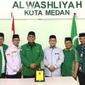 Ketua PD Al Washliyah Abdul Hafiz Harahap dan Ketua DPC PPP Medan Abdul Rani berfoto bersama usai pertemuan di Markas PD Al Washliyah Medan.