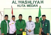 Ketua PD Al Washliyah Abdul Hafiz Harahap dan Ketua DPC PPP Medan Abdul Rani berfoto bersama usai pertemuan di Markas PD Al Washliyah Medan.