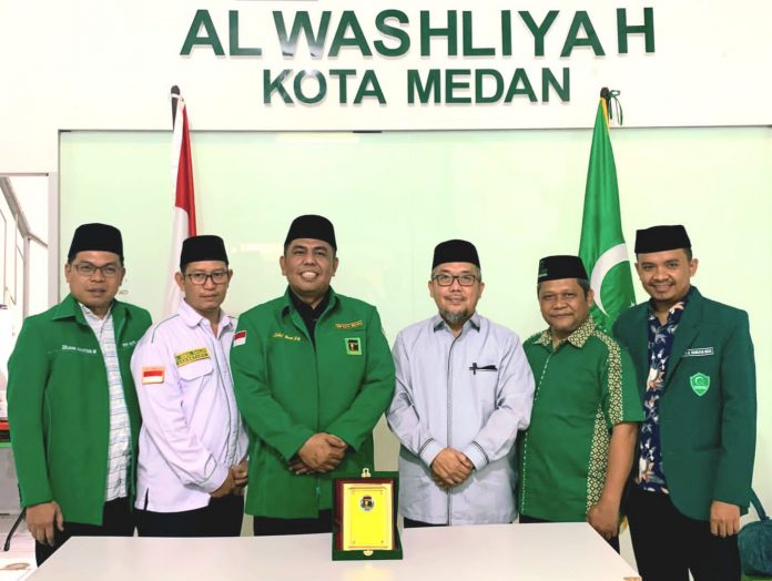 Ketua PD Al Washliyah Abdul Hafiz Harahap dan Ketua DPC PPP Medan Abdul Rani berfoto bersama usai pertemuan di Markas PD Al Washliyah Medan.