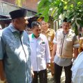 Plt Bupati Langkat, Syah Afandin saat berbincang dengan Juminem
