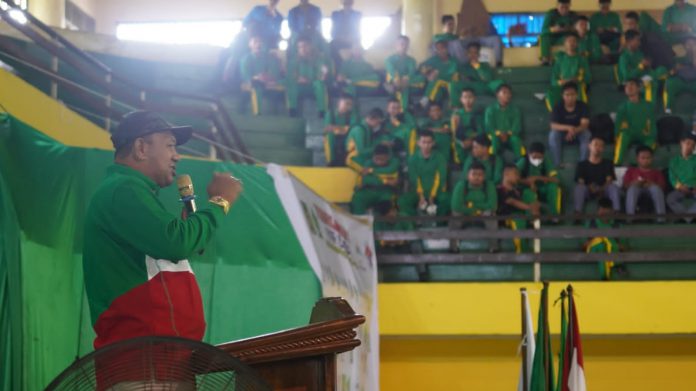 Plt Bupati Langkat, Syah Afandin saat menutup turnamen futsal cup I di GOR Stabat, Kamis (28/7/2022)
