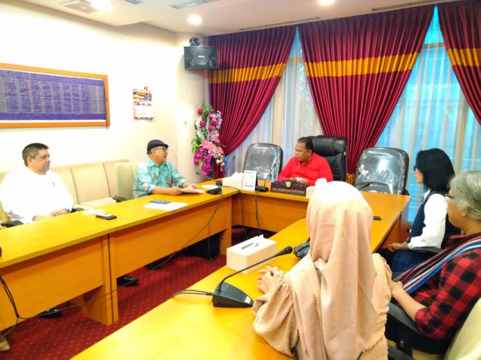 Ketua KSBN Sumut Soekirman (dua dari kiri) berbicara saat audiensi dengan Ketua DPRD Sumut Baskami Ginting (tengah baju merah), Jumat (29/7/2022).