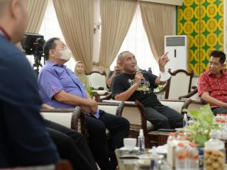 Gubernur Sumatera Utara (Sumut) Edy Rahmayadi menerima audiensi studio film dari PIM Pictures di Rumah Dinas Gubernur, Jalan Sudirman, Medan, Jumat (29/7). PIM Pictures memperkenalkan film yang akan dibuat studio film tersebut yaitu Anak Medan; Cocok Ko Rasa.(kaldera/diskominfo)