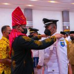 Walikota Medan, Bobby Nasution saat melantik lurah di Ruang Rapat III Kantor Walikota Medan, Jumat (29/7/2022)
