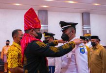 Walikota Medan, Bobby Nasution saat melantik lurah di Ruang Rapat III Kantor Walikota Medan, Jumat (29/7/2022)