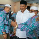 Plt Bupati Langkat, Syah Afandin saat menyambut kepulangan jamaah haji di Asrama Haji Medan, Sabtu (30/7/2022)