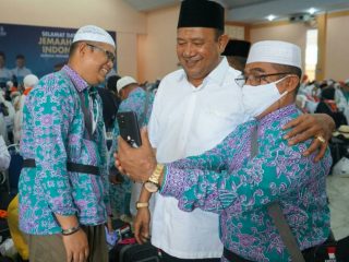 Plt Bupati Langkat, Syah Afandin saat menyambut kepulangan jamaah haji di Asrama Haji Medan, Sabtu (30/7/2022)