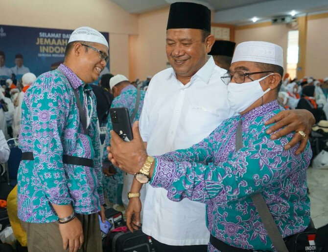 Plt Bupati Langkat, Syah Afandin saat menyambut kepulangan jamaah haji di Asrama Haji Medan, Sabtu (30/7/2022)