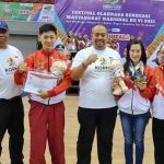 Pegiat olahraga Taijiquan Fuliana bersama pelatih dan Ketua ATNI Sumut berfoto bersama Ketua Kormi Sumut Baharuddin Siagian usai meraih dua medali emas dan satu perak di olahraga Taijiquan Fornas VI Palembang, Sabtu (2/7/2022) (ist/kaldera)