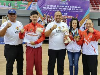 Pegiat olahraga Taijiquan Fuliana bersama pelatih dan Ketua ATNI Sumut berfoto bersama Ketua Kormi Sumut Baharuddin Siagian usai meraih dua medali emas dan satu perak di olahraga Taijiquan Fornas VI Palembang, Sabtu (2/7/2022) (ist/kaldera)