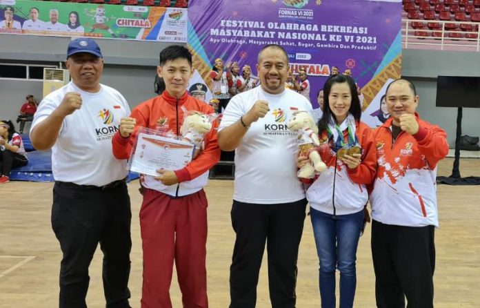 Pegiat olahraga Taijiquan Fuliana bersama pelatih dan Ketua ATNI Sumut berfoto bersama Ketua Kormi Sumut Baharuddin Siagian usai meraih dua medali emas dan satu perak di olahraga Taijiquan Fornas VI Palembang, Sabtu (2/7/2022) (ist/kaldera)
