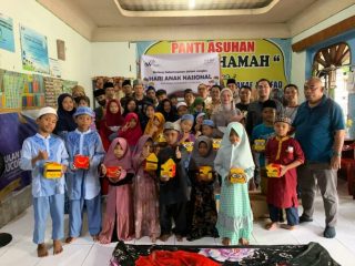 Manajemen Vasaka Reiz Condo berfoto bersama dengan anak anak dari Panti Asuhan Al Marhamah