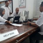 Staf KPU Medan sedang mempersiapkan helpdesk