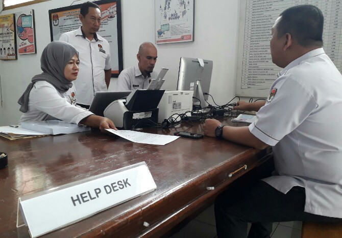 Staf KPU Medan sedang mempersiapkan helpdesk