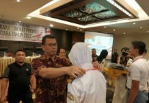 Kadispora Sumut Tuahta Ramajaya Saragih menyematkan tanda peserta Diklat Capaskibraka di Le Polonia Medan. Diklat Capaskibraka berlangsung hingga 23 Agustus 2022.