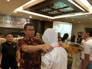Kadispora Sumut Tuahta Ramajaya Saragih menyematkan tanda peserta Diklat Capaskibraka di Le Polonia Medan. Diklat Capaskibraka berlangsung hingga 23 Agustus 2022.