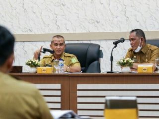 Asisten Pemerintahan Setdako Medan, M Sofyan saat memimpim rapat penanganan drainase