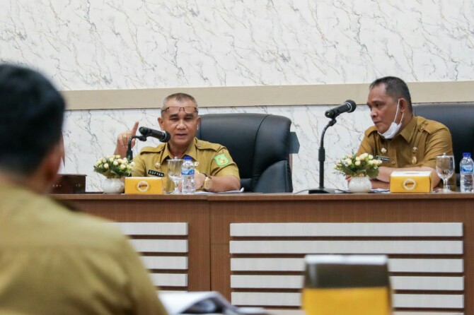 Asisten Pemerintahan Setdako Medan, M Sofyan saat memimpim rapat penanganan drainase