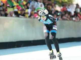 Tiara Hayyu Salsabila (13), gadis kecil asal Medan, Kecamatan Medan Maimun, Kota Medan mengharumkan nama klub Bintang Medan Roller Skate setelah meraih tiga medali emas pada ajang Kejuaraan Sepatu Roda Tingkat Nasional yang bertajuk Bintang Medan Open Piala Walikota Medan (30-31 Juli 2022).