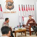 Wakil Gubernur Sumut Musa Rajekshah dan Ketua Ikatan Motor Indonesia (IMI) Sumut Harun Mustafa Nasution bertemu Kepala Kepolisian Daerah Sumut Irjen Pol RZ Panca Putra Simanjuntak di Markas Polda Sumut, Jalan Sisingamangaraja Km 10,5 Medan, Rabu (3/8). Antara lain membahas kegiatan Danau Toba Kejuraaan Nasional (Kejurnas) Rally 2022 yang akan berlangsung September 2022. (kaldera/diskominfo)