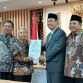 Prof Dr Abdurrahman, MPd (dua dari kanan) menerima SK Guru Besar dari Sekjend Kemenag Prof Nizar Ali yang didampingi Dirjend Pendis Prof Mhd Ali Ramdhani