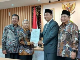 Prof Dr Abdurrahman, MPd (dua dari kanan) menerima SK Guru Besar dari Sekjend Kemenag Prof Nizar Ali yang didampingi Dirjend Pendis Prof Mhd Ali Ramdhani