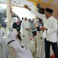 Plt Bupati Langkat saat menepungtawari jamaah haji yang baru tiba di tanah air